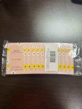 Marc Jacobs Daisy Eau So Fresh Sample Card in Pink with Yellow Accents 12 pack